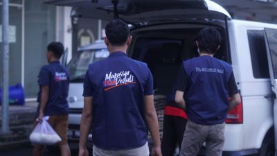 Komunitas TDA Makassar Bagikan Sembako Kepada Pekerja Harian yang Terkena Dampak Covid-19