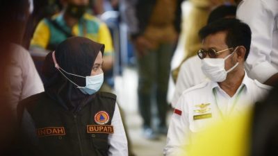 Kunjungi Lutra, Mentan Serahkan Sejumlah Bantuan