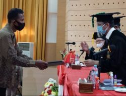 Seorang Ayah di Makassar Gantikan Wisuda Anaknya yang Meninggal