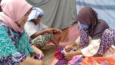 Ibu-ibu di Lutra Ubah Pakaian Bekas Jadi Barang Bernilai Ekonomis