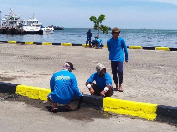 Giat Padat Karya, 100 TKBM Lakukan Pengecatan Trotoar Pelabuhan Makassar
