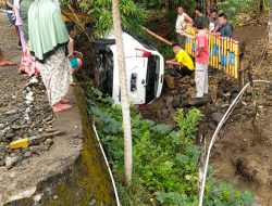 Sopir Mengantuk, Sebuah Mobil di Bone Terguling ke Halaman Rumah Warga