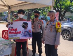 Polisi Bawa Spanduk Imbau Masyarakat Pakai Masker