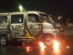 Aksi Unras Tolak Omnibus Law Berakhir Ricuh, Satu Unit Ambulans Milik Partai Nasdem Habis Terbakar