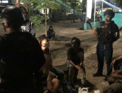 Tim Penikam Polrestabes Makassar Bubarkan Pemuda Pesta Miras