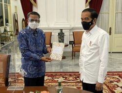 Bertemu Presiden Jokowi, Gubernur Serahkan Langsung Buku Karya Anak Sulsel