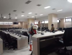 Kantor DPRD Kota Makassar Disemprot Disinfektan, Senin Masuk Satu Pintu