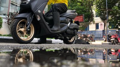 Tips Berkendara Sepeda Motor Saat Hujan