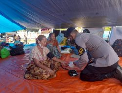 Tenaga Kesehatan Brimob Batalyon A Pelopor Kunjungi Tenda Pengungsian Sulbar