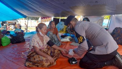 Tenaga Kesehatan Brimob Batalyon A Pelopor Kunjungi Tenda Pengungsian Sulbar