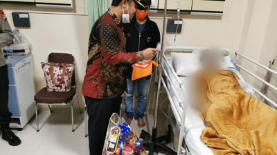 Dampingi Kapolri dan Panglima TNI, Plt Gubernur Sulsel Jenguk Korban Ledakan Bom