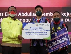 Plt Gubernur Sulsel Serahkan Bonus Besar Kepada Lifter Rahmat Erwin Abdullah