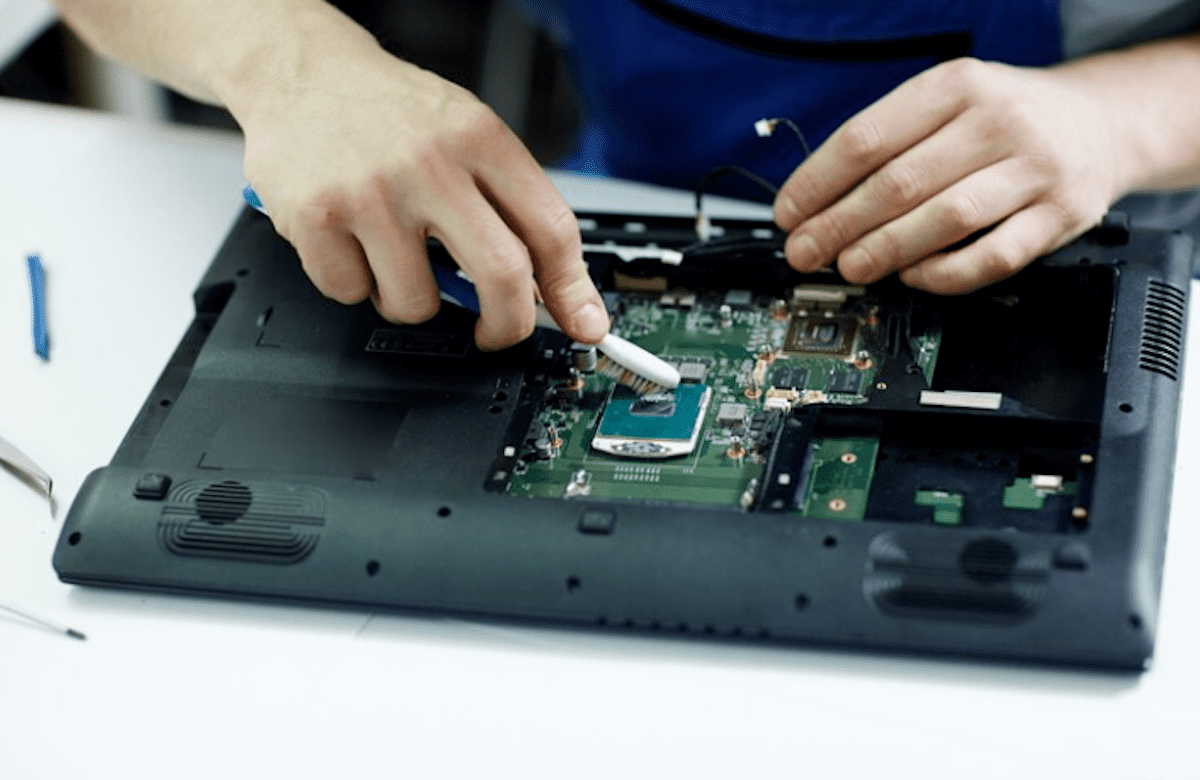 Service laptop Makassar