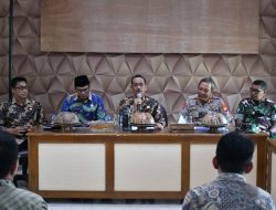Pimpin Rakor Pemberangkatan JCH ke Asrama Haji Sudiang, Sekda Sinjai Ingatkan Kenyamanan dan Keselamatan JCH