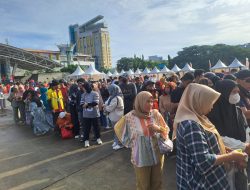 Siapkan 75 Ton Beras, Ribuan Warga Makassar Padati Pasar Murah KKSS