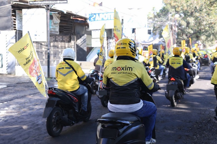 Maxim Makassar Konvoi dan Bersih-Bersih Masjid