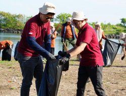 Bersih-bersih Pantai Akkarena, GMTD Kumpulkan 306 Kg Sampah